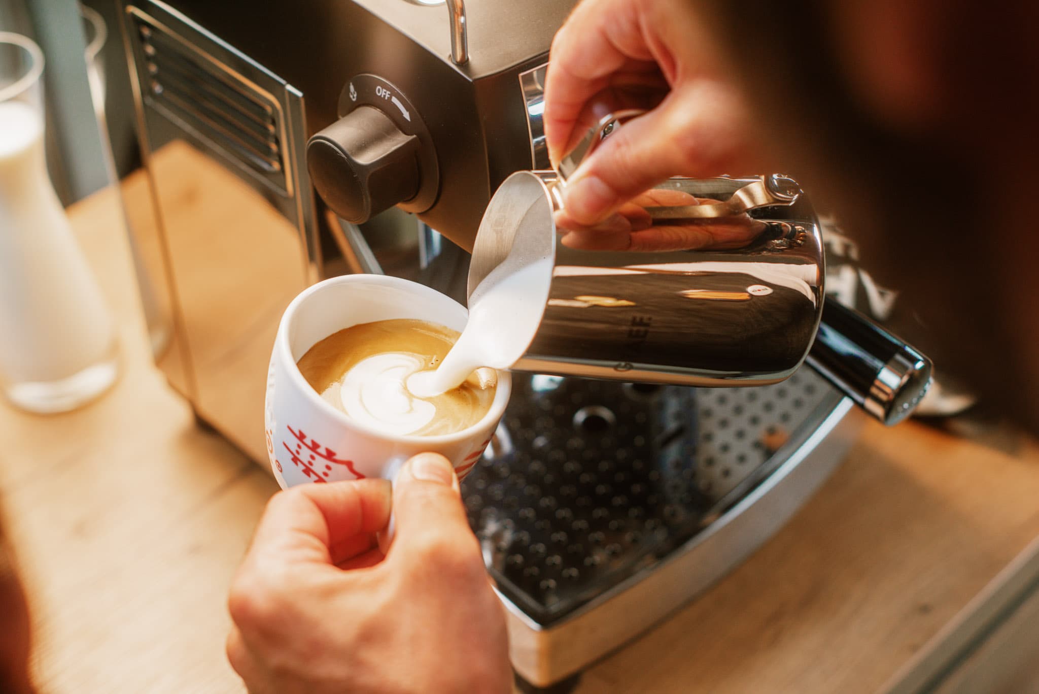 Perfekter Milchschaum: Barista-Techniken für Zuhause